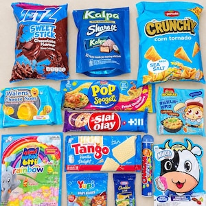 Może przedstawiać: Kolekcja różnych opakowań przekąsek, w tym Jetz Sweet Stick, Kalpa, Crunchy corn tornado, Walens Cheese Soes, Pop Spageti, Slai Olay, Wonhae, Tini Wini, Tango, Yupi Baby Bears, Kraft Cheddar, Chacha oraz cukierki Milkita.