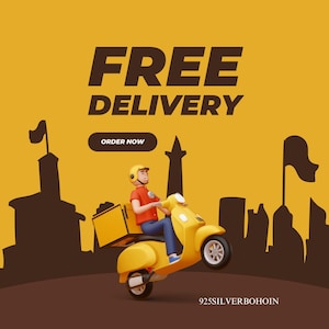 Pu&ograve; includere: Uno scooter giallo con un fattorino, una scatola gialla e le parole "FREE DELIVERY" su sfondo giallo. Le parole "ORDER NOW" sono su un pulsante. Il testo "925SILVERBOHOIN" &egrave; in basso.