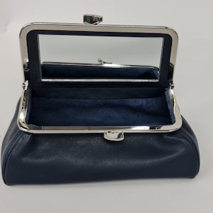 Bolsa de cosméticos de couro genuíno feita à mão da Marinha com espelho e fecho Kiss-Lock