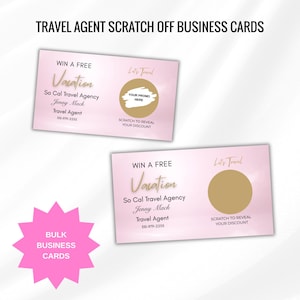 Peut inclure: Cartes de visite à gratter roses pour une agence de voyages. Les cartes comportent un texte doré qui dit "Gagnez des vacances gratuites" et "Grattez pour révéler votre remise". Les cartes incluent également les coordonnées de l'agence. Un graphique en forme d'éclat rose indique "Cartes de visite en vrac".