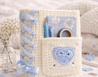 Copertina per libri personalizzata all'uncinetto con tasca e lacci in raso | Copertina per libri all'uncinetto fatta a mano | Coquette Book Protector | Regalo per gli amanti dei libri