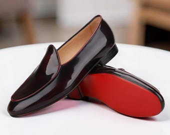 Mocasines de cuero burdeos hechos a mano para hombre, zapatos de vestir sin cordones, zapatos formales brillantes, zapatos clásicos de boda, calzado elegante con suela roja.