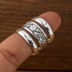 Handgjord stapelring i 925 sterlingsilver med blommönster