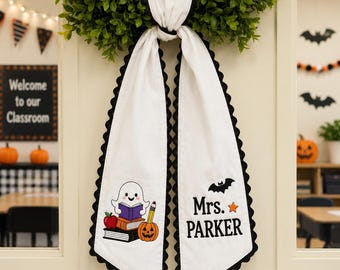 Corona de Halloween personalizada para profesores, lazo blanco con libros de fantasmas para la puerta, decoración de otoño para la puerta del aula de regreso a clases.