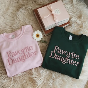 Sudadera bordada "Hija favorita", sudadera divertida de cuello redondo para la familia, regalo acogedor para hija, suéter minimalista y moderno. imagen 1
