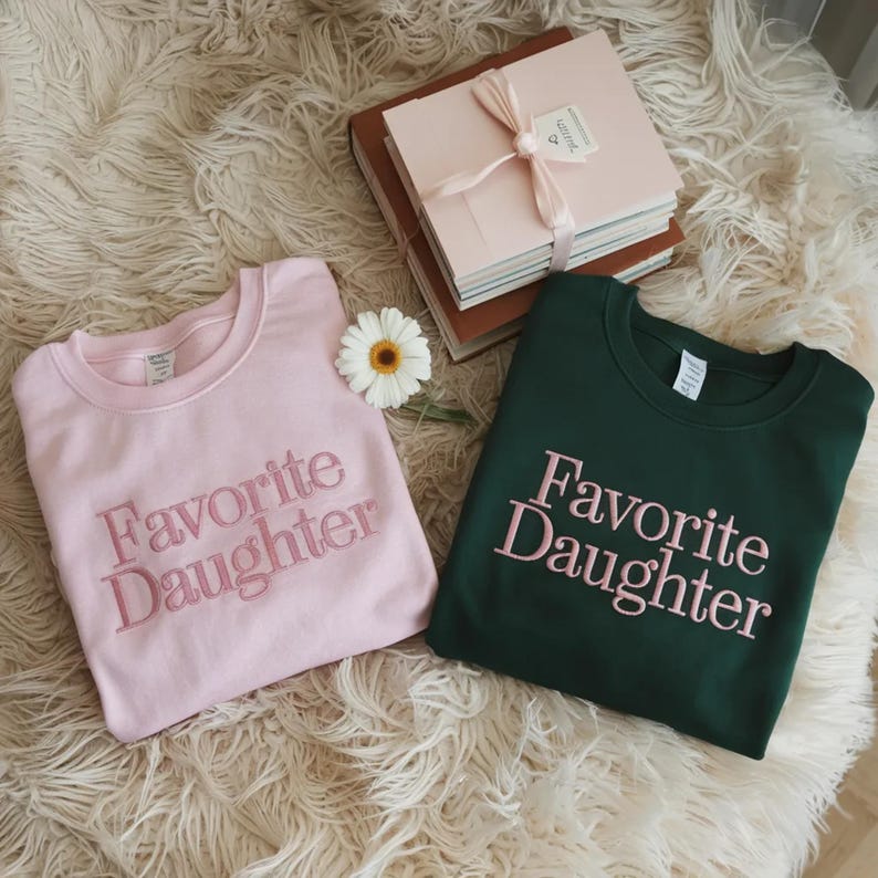 Sudadera bordada "Hija favorita", sudadera divertida de cuello redondo para la familia, regalo acogedor para hija, suéter minimalista y moderno. imagen 1