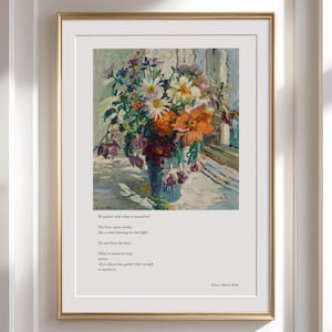 Könnte beinhalten: Ein gerahmter Druck mit einem Ölgemälde eines bunten Blumenstraußes in einer blauen Vase vor hellem Hintergrund. Unter dem Kunstwerk steht der Text: Be patient with what is unresolved. The hour opens slowly, like a room learning its own light. Do not force the door. What is meant to enter arrives when silence has grown wide enough to receive it. Rainer Maria Rilke.