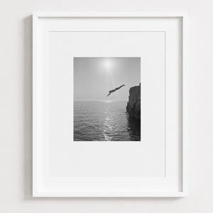 Photographie en noir et blanc de plongée sous-marine, art mural minimaliste, cadeau pour les amoureux d'aventure, impression inspirante de saut de falaise
