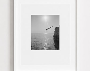 Photographie en noir et blanc de plongée sous-marine, art mural minimaliste, cadeau pour les amoureux d'aventure, impression inspirante de saut de falaise