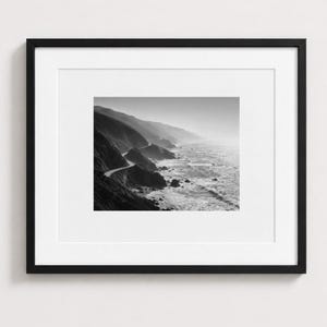 Küstenstraßen-Landschaftsbild mit Meerblick, Schwarz-Weiß-Fotografie der Big Sur Landschaft, Modernes Wandbild mit ruhiger Bergstraße
