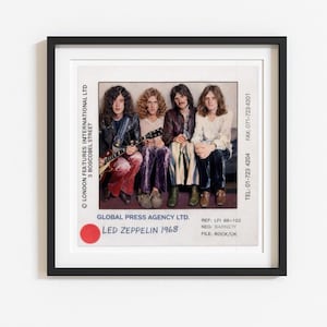 Puede incluir: Impresión enmarcada de Led Zeppelin de 1968. La imagen muestra a los miembros de la banda sentados, uno de ellos sosteniendo una guitarra. La impresión incluye texto de London Features International Ltd y Global Press Agency Ltd.
