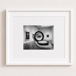 Lámina artística de estuche de ojos en blanco y negro, decoración de tocador de maquillaje estilo cine negro retro, regalo de arte de pared de galería con ambiente melancólico para ella.