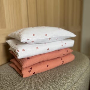 Enxoval para cama de boneca IKEA DUKTIG – Capa de edredom e travesseiro em musselina | Corações | Acessórios para cama de boneca | Boneca | Brinquedo infantil