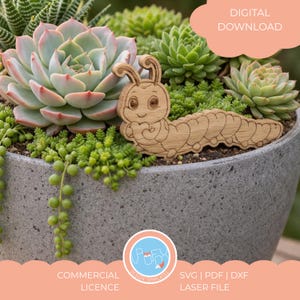 以下が含まれることがあります： 白いセラミックマグカップ、黒いハンドル、手書き風の「But First, Coffee」の文字。マグカップは白い表面に置かれています。マグカップの高さは10cmです。