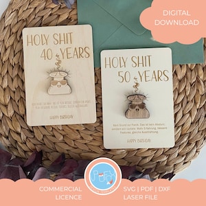 Könnte beinhalten: Zwei Holz-Geburtstagskarten mit den gravierten Sätzen "HOLY SHIT 40 YEARS" und "HOLY SHIT 50 YEARS". Jede Karte zeigt eine Cartoon-Illustration und die Worte "HAPPY BIRTHDAY". Digitale Downloads für Laserdateien.