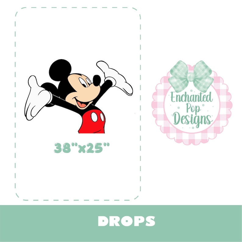 Op de afbeelding: Een grafische illustratie van Mickey Mouse met uitgestrekte armen, een rode broek en witte handschoenen. De tekst 96,5 cm x 63,5 cm staat onder het personage. Rechts staat een rond logo met een lichtgroene strik en de tekst Enchanted Pop Designs.