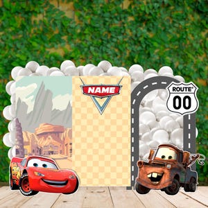 K&ouml;nnte beinhalten: Eine wei&szlig;e Keramik-Tasse mit schwarzem Henkel und dem Text "But First, Coffee" in fetter, schwarzer Schrift. Die Tasse steht vor einem neutralen Hintergrund, der ihr schlichtes Design hervorhebt.