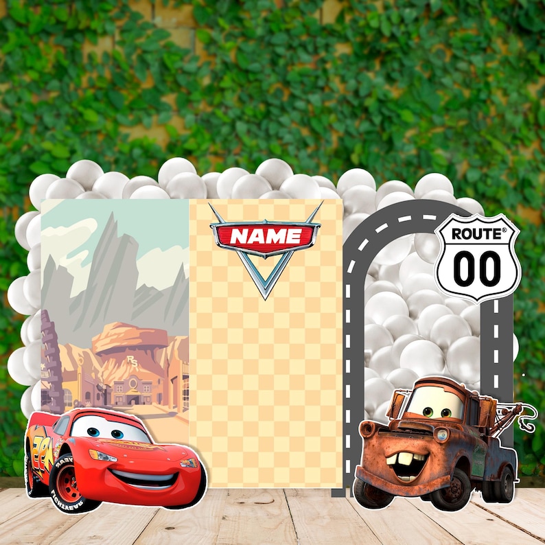 K&ouml;nnte beinhalten: Eine wei&szlig;e Keramik-Tasse mit schwarzem Henkel und dem Text "But First, Coffee" in fetter, schwarzer Schrift. Die Tasse steht vor einem neutralen Hintergrund, der ihr schlichtes Design hervorhebt.