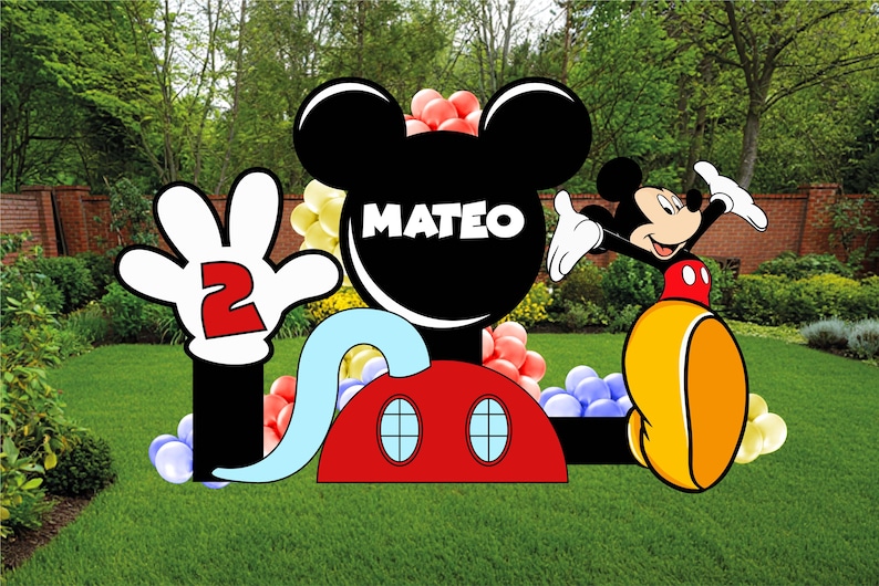 Op de afbeelding: Een grote feestuitsparing met Mickey Mouse-thema, voorzien van een zwart silhouet van een hoofd met de naam MATEO in witte letters, een rode basis met twee blauwe ovale accenten, een witte gehandschoende hand met een rood cijfer 2 en Mickey.