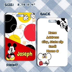 Op de afbeelding: Een rechthoekig bagagelabel met een Mickey Mouse-thema. De voorkant heeft Mickey Mouse, rode, gele en zwarte cirkels en de naam "Joseph". De achterkant heeft ruimte voor naam, adres en contactgegevens. Afmetingen: 7 x 10 cm.