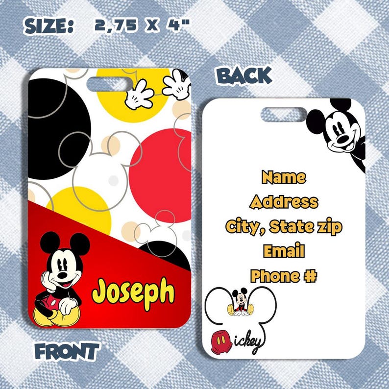 Op de afbeelding: Een rechthoekig bagagelabel met een Mickey Mouse-thema. De voorkant heeft Mickey Mouse, rode, gele en zwarte cirkels en de naam "Joseph". De achterkant heeft ruimte voor naam, adres en contactgegevens. Afmetingen: 7 x 10 cm.