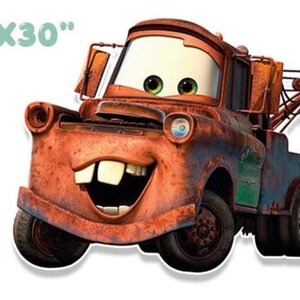 K&ouml;nnte beinhalten: Ein Cartoon-Bild von Abschleppwagen Mater aus dem Film Cars. Der rostige Abschleppwagen hat ein gro&szlig;es, zahnreiches Grinsen und gr&uuml;ne Augen. Das Bild ist mit den Ma&szlig;en 101,6 cm x 76,2 cm beschriftet.