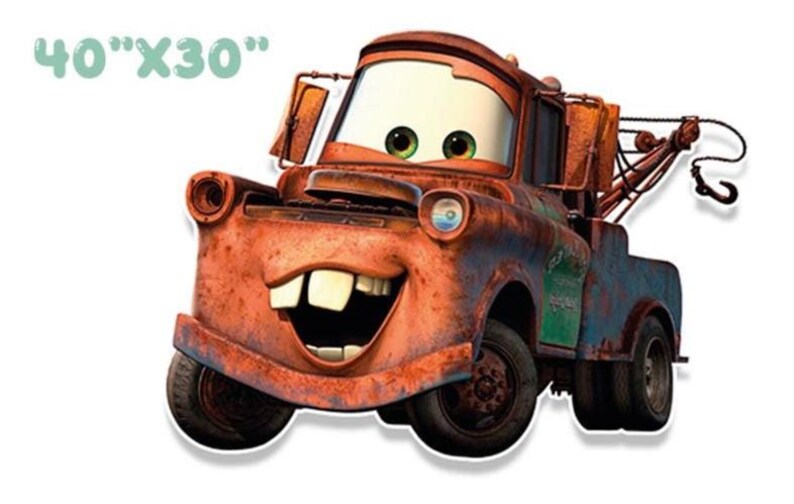 K&ouml;nnte beinhalten: Ein Cartoon-Bild von Abschleppwagen Mater aus dem Film Cars. Der rostige Abschleppwagen hat ein gro&szlig;es, zahnreiches Grinsen und gr&uuml;ne Augen. Das Bild ist mit den Ma&szlig;en 101,6 cm x 76,2 cm beschriftet.
