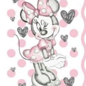 Puede incluir: Ilustraci&oacute;n de Minnie Mouse en rosa y gris, con un lazo y un vestido de lunares. El fondo presenta lunares rosas y corazones grises. El texto en la parte inferior dice 2.8'x5'.
