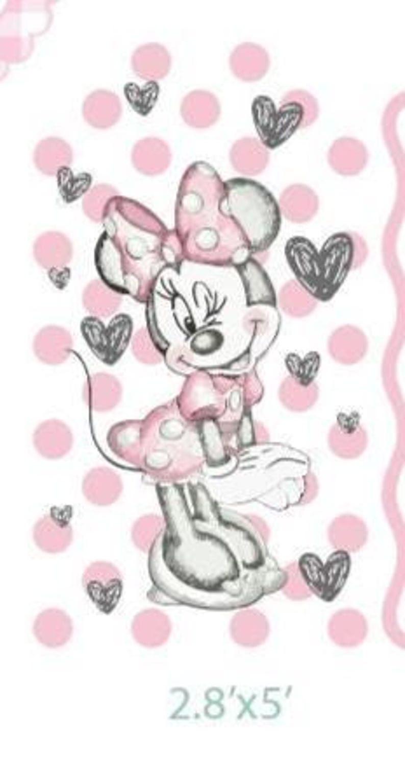 Puede incluir: Ilustraci&oacute;n de Minnie Mouse en rosa y gris, con un lazo y un vestido de lunares. El fondo presenta lunares rosas y corazones grises. El texto en la parte inferior dice 2.8'x5'.