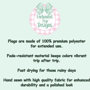 Puede incluir: Fondo verde claro con texto y logotipo. El logotipo dice "Enchanted Pop Designs" en un c&iacute;rculo rosa con un lazo de cuadros. El texto indica que las banderas est&aacute;n hechas de poli&eacute;ster de primera calidad, resistente a la decoloraci&oacute;n, de secado r&aacute;pido y cosidas a mano.