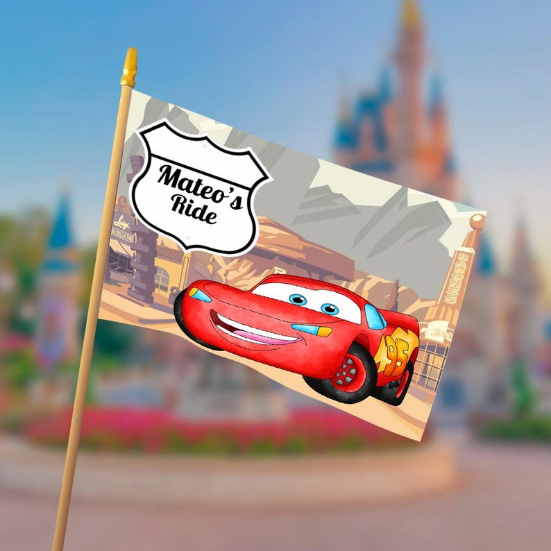 Puede incluir: Una bandera con una imagen de dibujos animados de un coche de carreras rojo con el n&uacute;mero 95. La bandera tambi&eacute;n tiene un letrero blanco con las palabras "Mateo's Ride". El fondo muestra un paisaje des&eacute;rtico y un castillo.