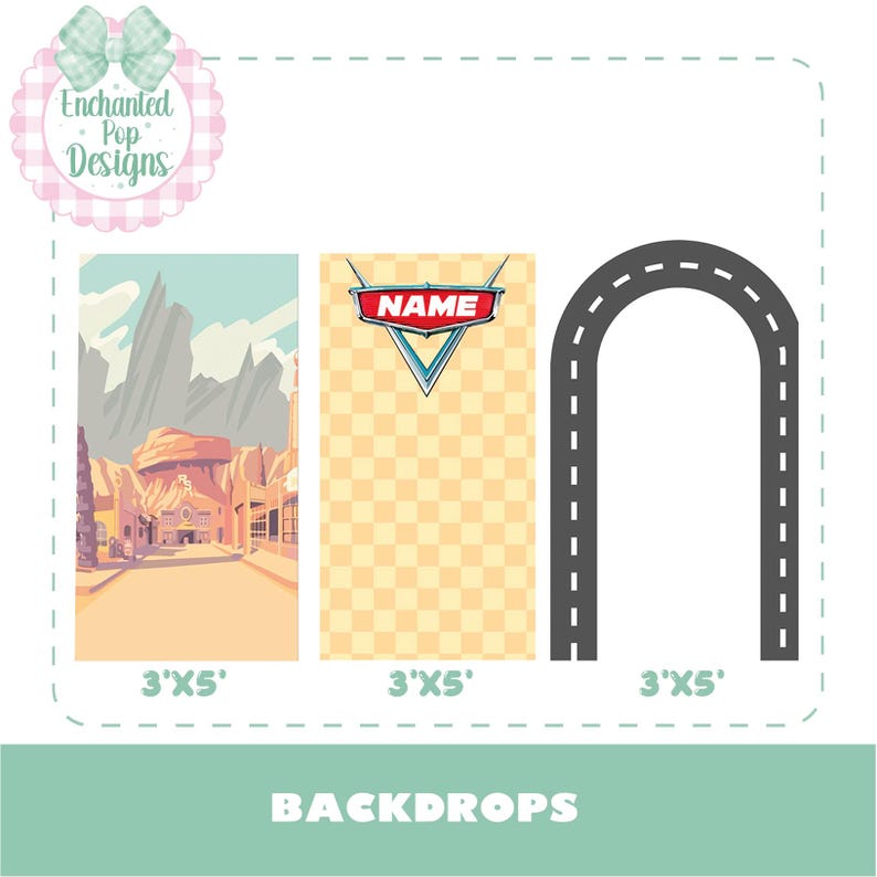 K&ouml;nnte beinhalten: Drei Hintergr&uuml;nde mit Cars-Motiv. Ein Hintergrund zeigt eine W&uuml;stenstadt, ein anderer hat ein kariertes Muster mit einem Cars-Logo mit der Aufschrift "NAME", und der dritte ist eine Stra&szlig;e. Jeder Hintergrund ist 91 cm x 152 cm gro&szlig;.