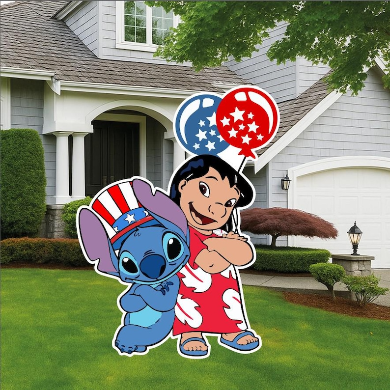 Op de afbeelding: Een kleurrijk tuinbord met de personages Lilo en Stitch. Lilo draagt een rode jurk met witte accenten en houdt ballonnen vast. Stitch is blauw en draagt een patriottische hoed. Het bord staat op een groen gazon voor een huis.