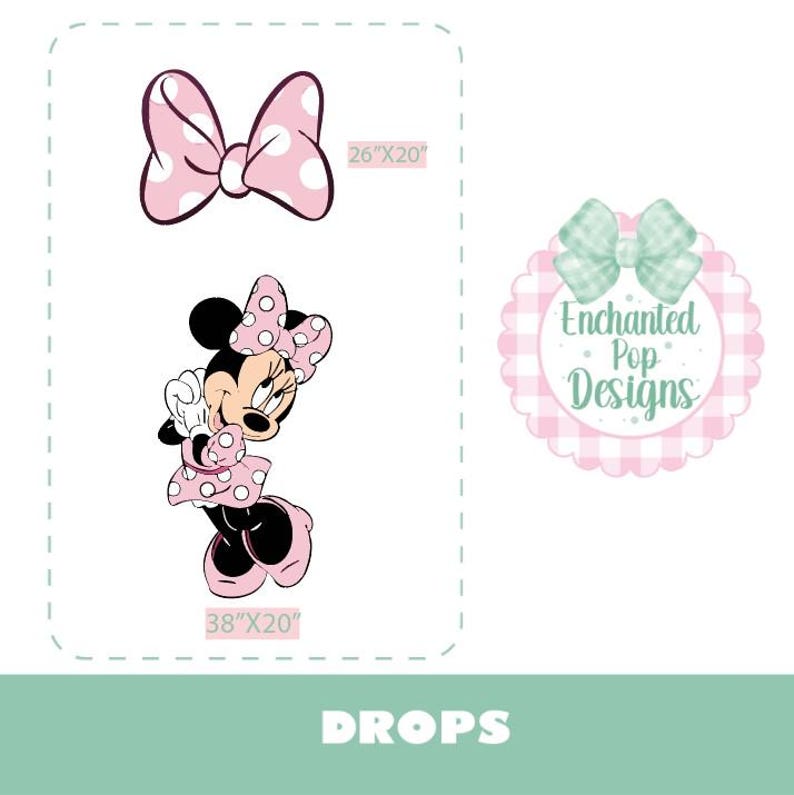 Puede incluir: Un fondo blanco presenta un lazo rosa con lunares y una ilustraci&oacute;n de Minnie Mouse. El lazo mide 66 cm x 51 cm. Minnie Mouse lleva un vestido y un lazo rosa con lunares. La ilustraci&oacute;n mide 97 cm x 51 cm. La imagen tambi&eacute;n incluye el texto "Enchanted Pop Designs".