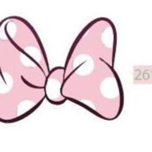 Puede incluir: Un lazo rosa con lunares blancos y contornos negros. El lazo mide 66 cm de ancho y 51 cm de alto. El fondo es blanco.