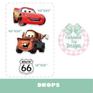 K&ouml;nnte beinhalten: Set mit drei Ausschnitten mit Charakteren aus dem Film Cars: ein rotes Rennauto (101,6 cm x 61 cm), ein rostiger Abschleppwagen (101,6 cm x 76,2 cm) und ein Route 66-Schild (38,1 cm x 38,1 cm). Ein rosa-wei&szlig; karierter Kreis mit einer Schleife und dem Text "Enchanted Pop Designs" ist ebenfalls enthalten.