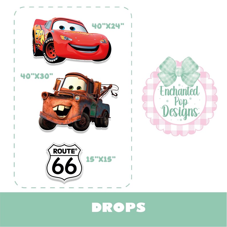 K&ouml;nnte beinhalten: Set mit drei Ausschnitten mit Charakteren aus dem Film Cars: ein rotes Rennauto (101,6 cm x 61 cm), ein rostiger Abschleppwagen (101,6 cm x 76,2 cm) und ein Route 66-Schild (38,1 cm x 38,1 cm). Ein rosa-wei&szlig; karierter Kreis mit einer Schleife und dem Text "Enchanted Pop Designs" ist ebenfalls enthalten.