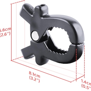 Puede incluir: Una pinza de pl&aacute;stico negro con dise&ntilde;o de resorte. La pinza mide 8,1 cm de largo, 6,6 cm de alto y 1,4 cm de ancho. Cuenta con una superficie de agarre dentada y un peque&ntilde;o remache met&aacute;lico. La pinza est&aacute; dise&ntilde;ada para sujetar objetos de forma segura.