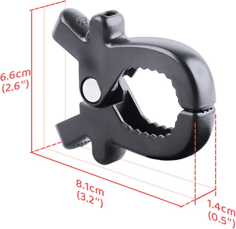 Puede incluir: Una pinza de pl&aacute;stico negro con dise&ntilde;o de resorte. La pinza mide 8,1 cm de largo, 6,6 cm de alto y 1,4 cm de ancho. Cuenta con una superficie de agarre dentada y un peque&ntilde;o remache met&aacute;lico. La pinza est&aacute; dise&ntilde;ada para sujetar objetos de forma segura.