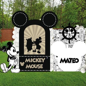 Może przedstawiać: Dekoracyjne tło imprezowe z czarnym panelem w kształcie uszu Myszki Miki z grafiką sylwetki, napisem MICKEY MOUSE, oddzielnym panelem ze sterem statku, wzorami komiksowymi oraz białym wycięciem głowy Miki z imieniem MATEO.