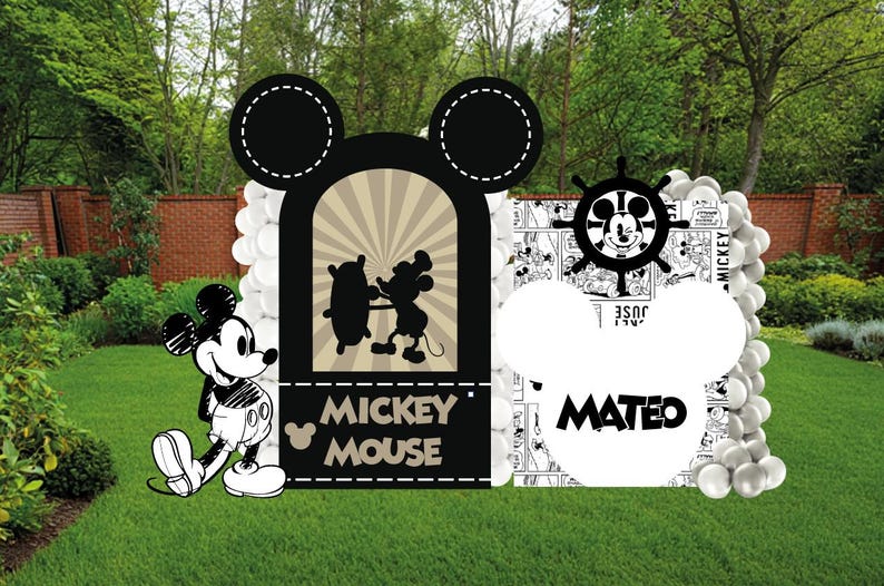 Może przedstawiać: Dekoracyjne tło imprezowe z czarnym panelem w kształcie uszu Myszki Miki z grafiką sylwetki, napisem MICKEY MOUSE, oddzielnym panelem ze sterem statku, wzorami komiksowymi oraz białym wycięciem głowy Miki z imieniem MATEO.