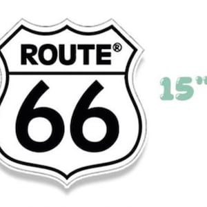K&ouml;nnte beinhalten: Ein Route 66-Schild, ein schwarz-wei&szlig;es schildf&ouml;rmiges Emblem mit den Worten "ROUTE 66" oben und der Zahl "66" in gro&szlig;er, fetter Schrift. Das Schild ist 38 cm x 38 cm gro&szlig;.