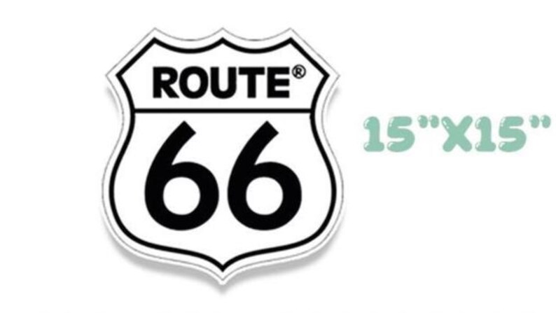 K&ouml;nnte beinhalten: Ein Route 66-Schild, ein schwarz-wei&szlig;es schildf&ouml;rmiges Emblem mit den Worten "ROUTE 66" oben und der Zahl "66" in gro&szlig;er, fetter Schrift. Das Schild ist 38 cm x 38 cm gro&szlig;.