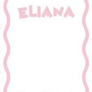 Puede incluir: Una manta rectangular blanca con un borde ondulado rosa. El nombre "ELIANA" est&aacute; impreso en letras rosas en el centro. La manta mide 91 cm por 137 cm.