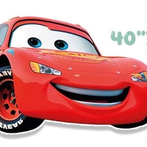 K&ouml;nnte beinhalten: Eine wei&szlig;e Keramik-Tasse mit schwarzem Henkel und dem Text "But First, Coffee" in fetter, schwarzer Schrift. Die Tasse steht vor einem verschwommenen Hintergrund, der eine gem&uuml;tliche Umgebung suggeriert.