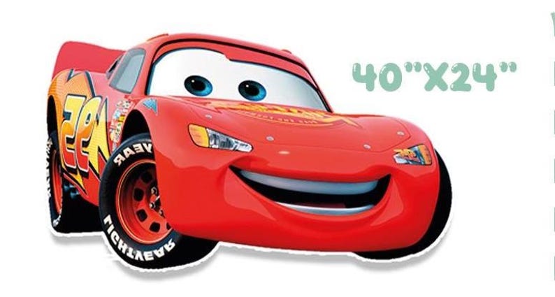 K&ouml;nnte beinhalten: Eine wei&szlig;e Keramik-Tasse mit schwarzem Henkel und dem Text "But First, Coffee" in fetter, schwarzer Schrift. Die Tasse steht vor einem verschwommenen Hintergrund, der eine gem&uuml;tliche Umgebung suggeriert.