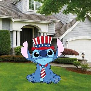 Op de afbeelding: Een blauw stripfiguur met een rood, wit en blauw Uncle Sam-hoed en stropdas, zittend op een groen gazon. Het personage heeft grote zwarte ogen en roze oren. De achtergrond omvat een huis met een grijze buitenkant en een groen gazon.