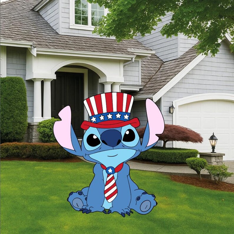 Op de afbeelding: Een blauw stripfiguur met een rood, wit en blauw Uncle Sam-hoed en stropdas, zittend op een groen gazon. Het personage heeft grote zwarte ogen en roze oren. De achtergrond omvat een huis met een grijze buitenkant en een groen gazon.