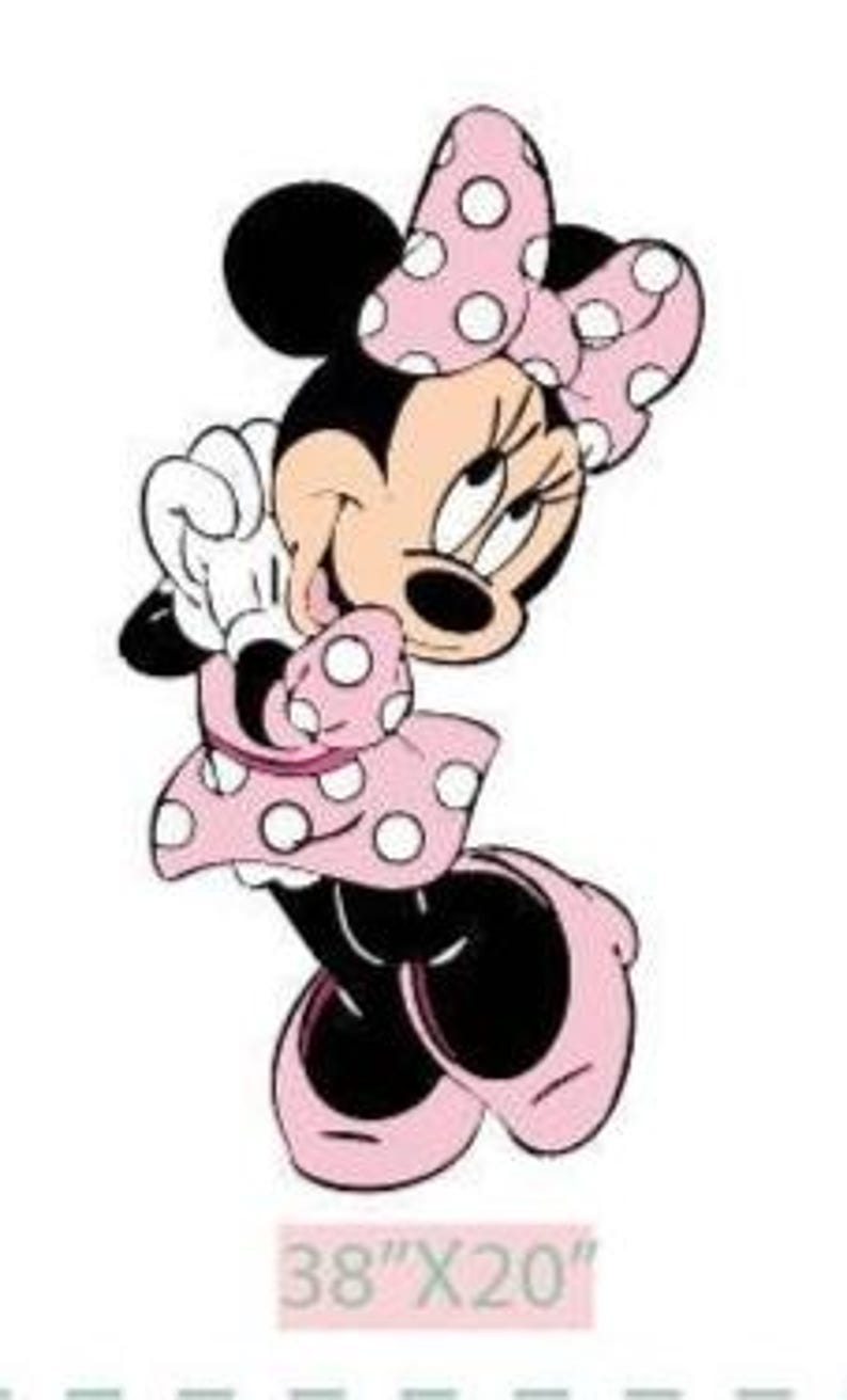 Puede incluir: Ilustraci&oacute;n de dibujos animados de Minnie Mouse con un vestido y lazo de lunares rosas, con orejas y zapatos negros. La imagen incluye el texto "38" X 20"" en un rect&aacute;ngulo rosa.