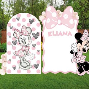 Puede incluir: Dos recortes decorativos con el tema de Minnie Mouse. Uno presenta una ilustraci&oacute;n de Minnie Mouse con lunares rosas y corazones. El otro tiene el nombre "ELIANA" en rosa, con una ilustraci&oacute;n de Minnie Mouse. Ambos tienen acentos rosas y blancos.
